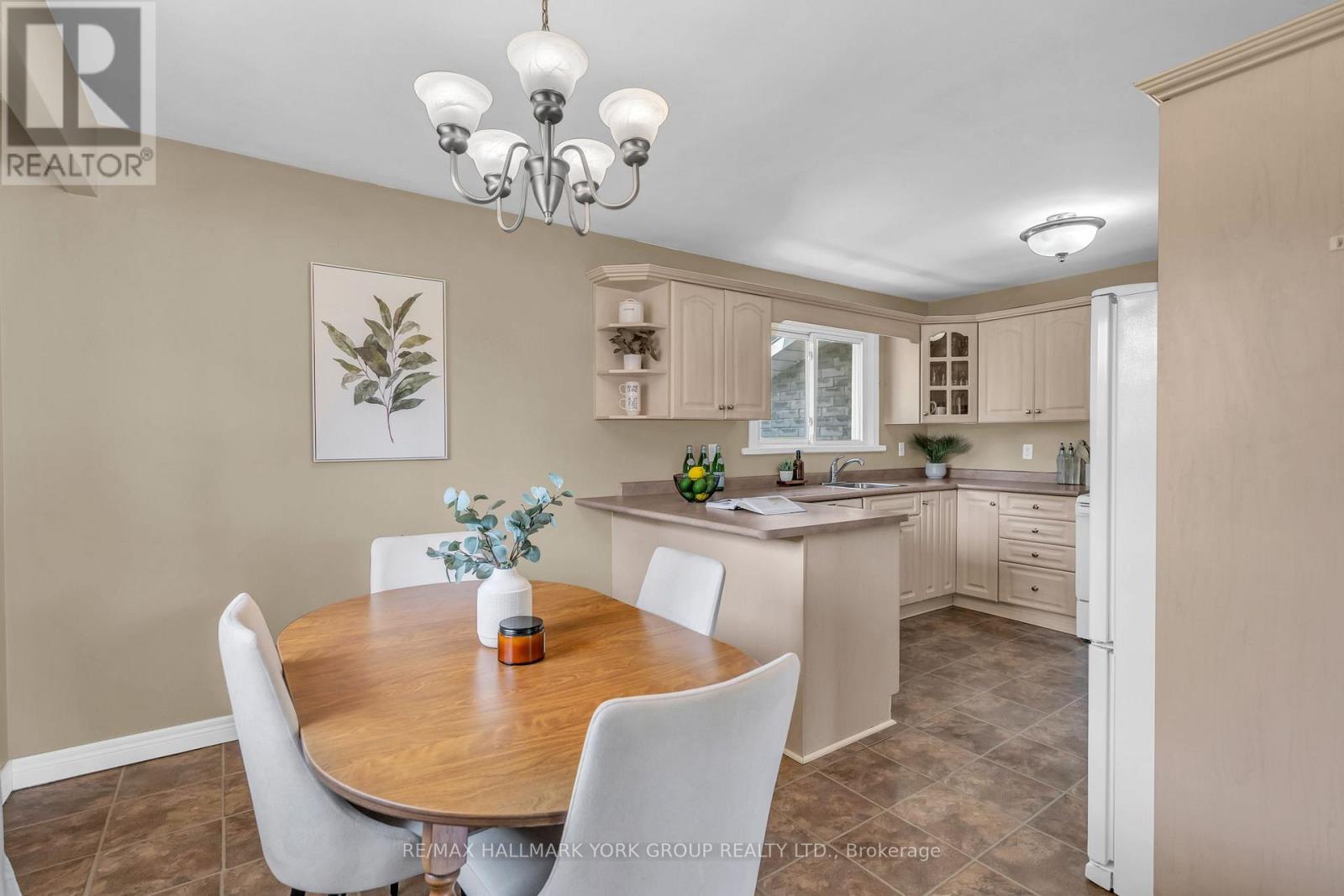 8 Rushton Road, Georgina, ON - Indoor Photo Showing Dining Room