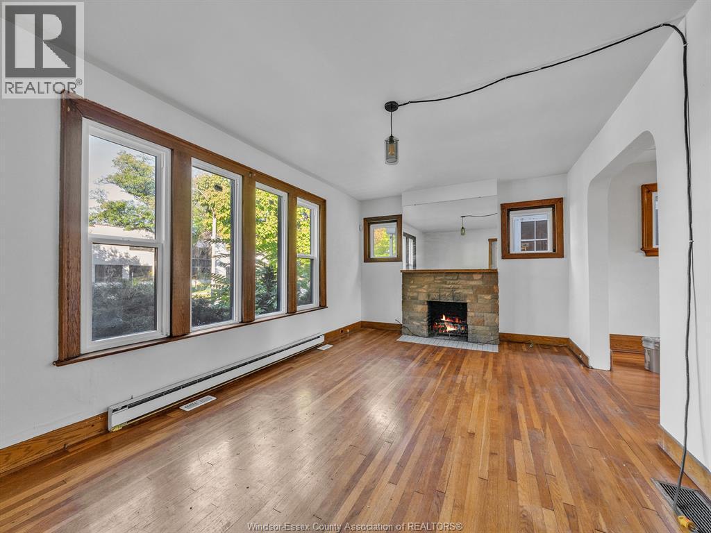 762 Victoria Avenue, Windsor, ON - Indoor Photo Showing Living Room With Fireplace