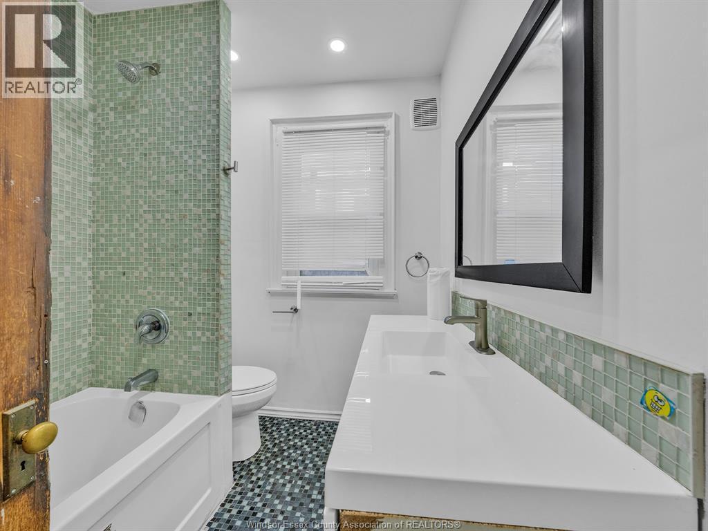 762 Victoria Avenue, Windsor, ON - Indoor Photo Showing Bathroom