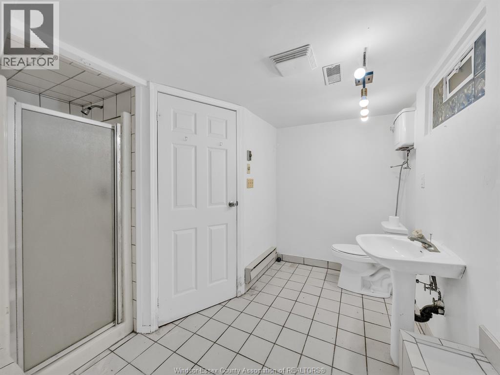 762 Victoria Avenue, Windsor, ON - Indoor Photo Showing Bathroom