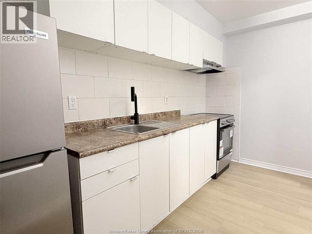 1989 Wyandotte Street West Unit# 704, Windsor, ON - Indoor Photo Showing Kitchen