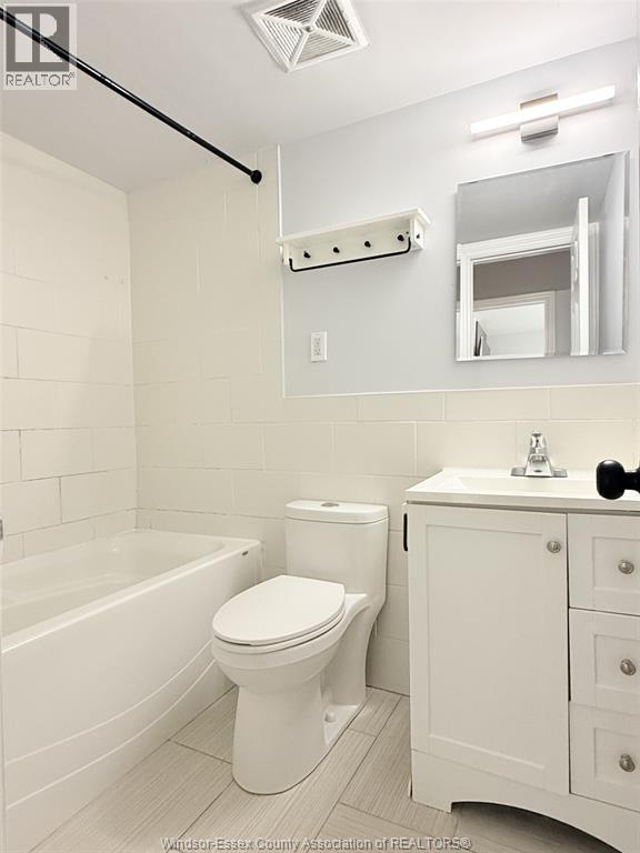 1989 Wyandotte Street West Unit# 704, Windsor, ON - Indoor Photo Showing Bathroom
