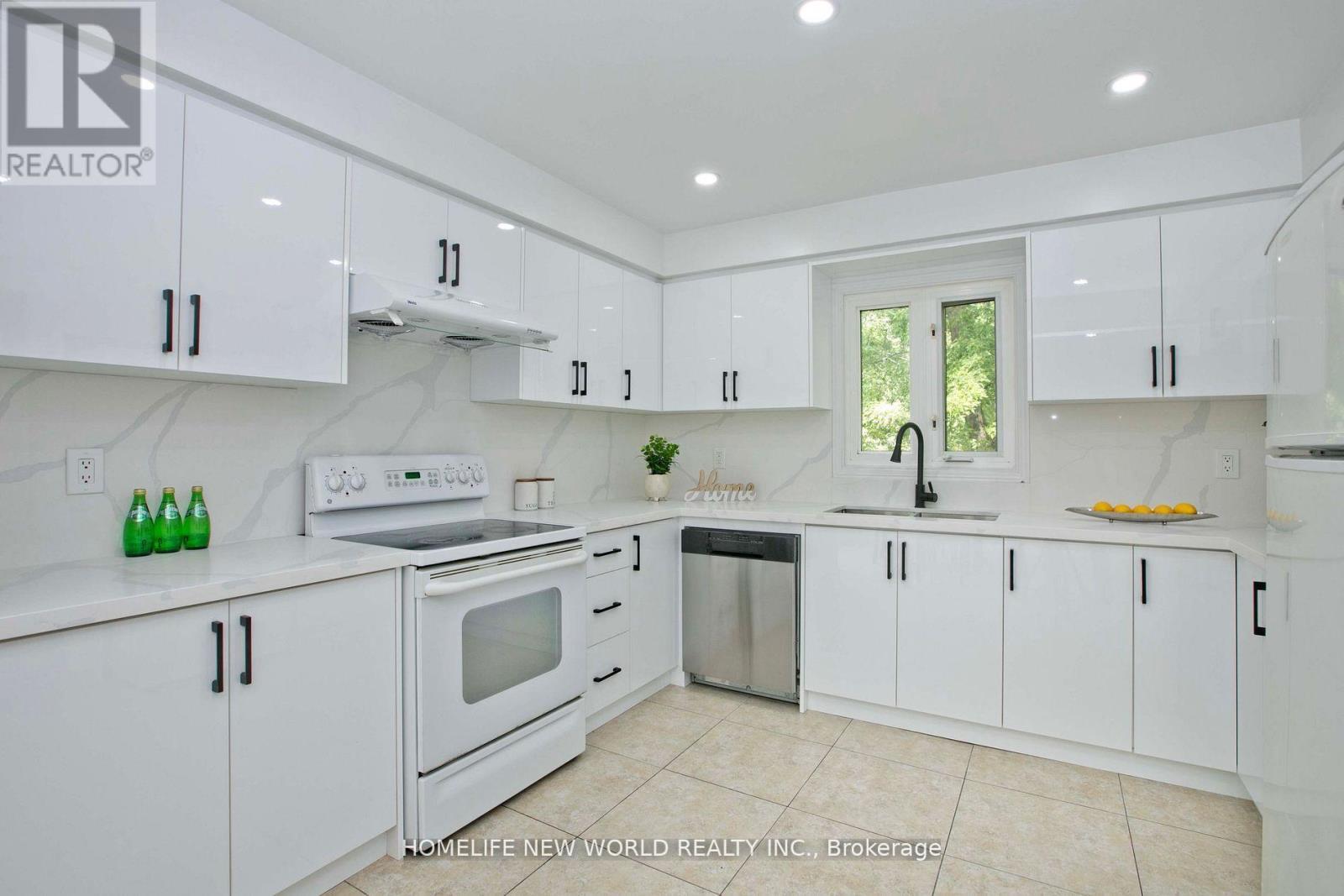 94 Weldrick Road E, Richmond Hill, ON - Indoor Photo Showing Kitchen