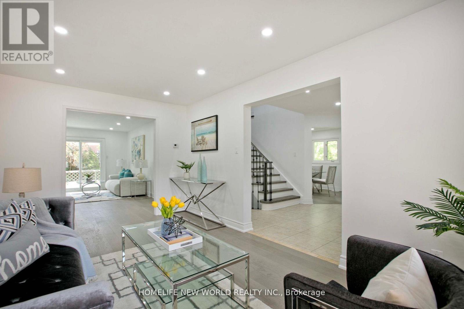 94 Weldrick Road E, Richmond Hill, ON - Indoor Photo Showing Living Room