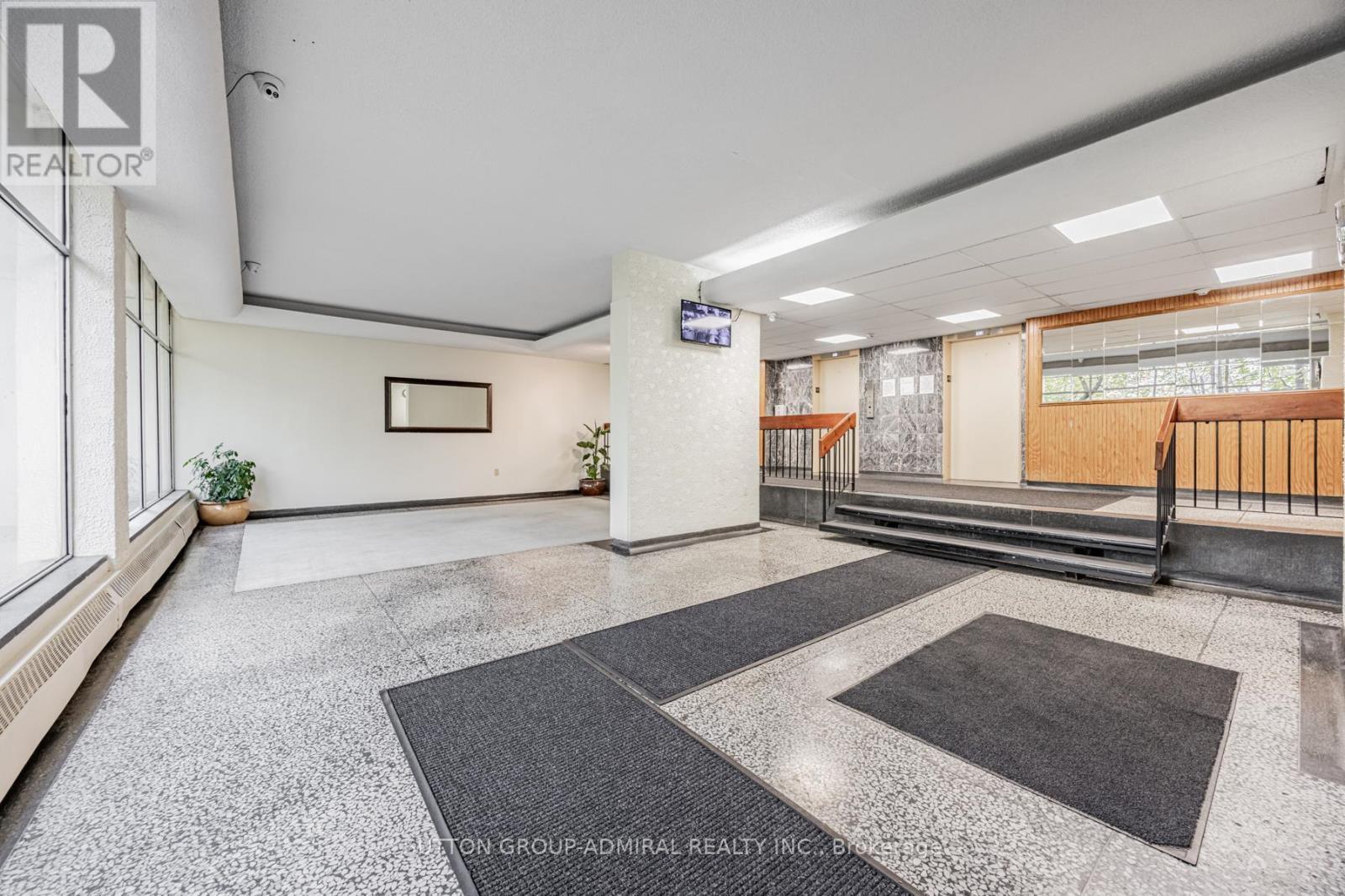 Main entrance hallway just steps from the elevator - 209 - 2245 Eglinton Avenue E, Toronto, ON - Indoor