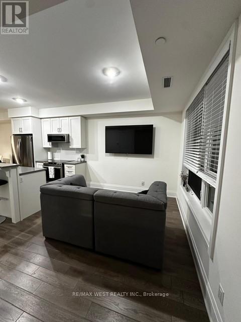 412 - 2 Adam Sellers Street, Markham, ON - Indoor