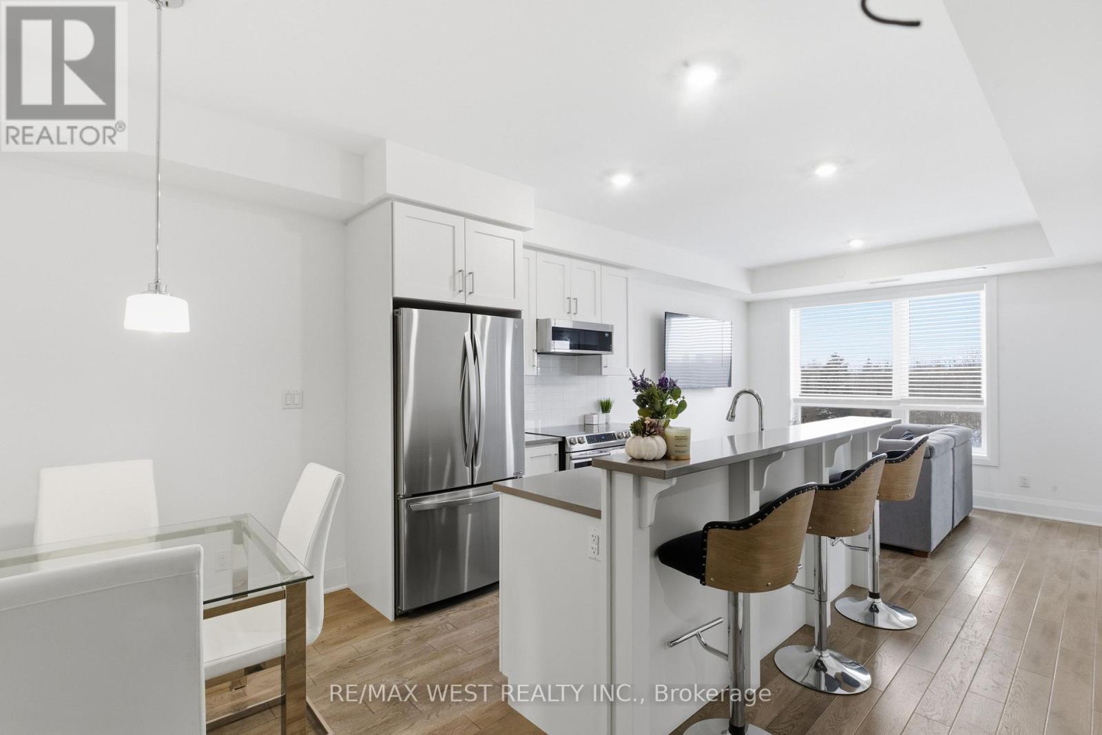 412 - 2 Adam Sellers Street, Markham, ON - Indoor