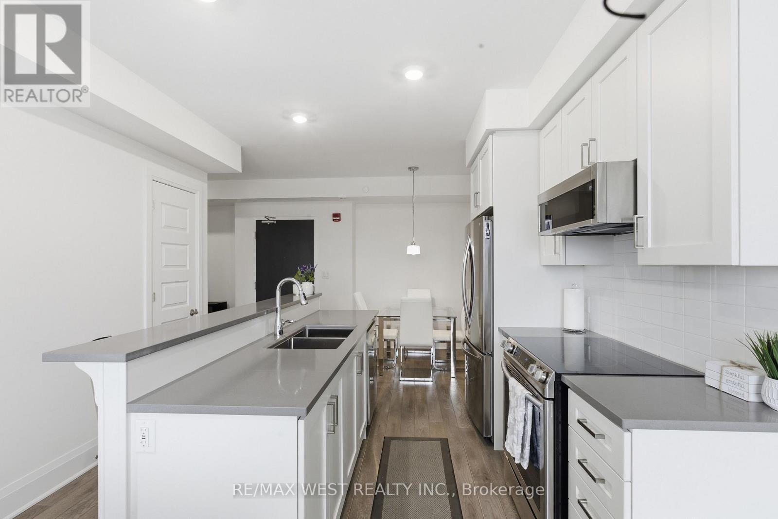 412 - 2 Adam Sellers Street, Markham, ON - Indoor Photo Showing Kitchen With Double Sink With Upgraded Kitchen