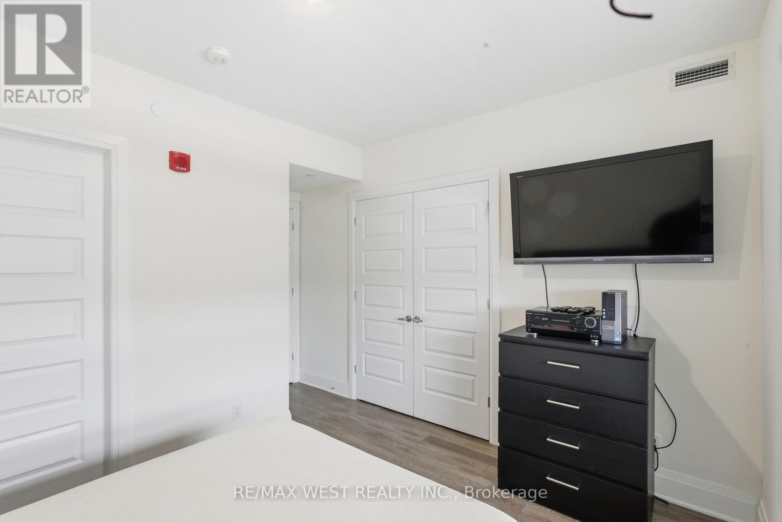 412 - 2 Adam Sellers Street, Markham, ON - Indoor