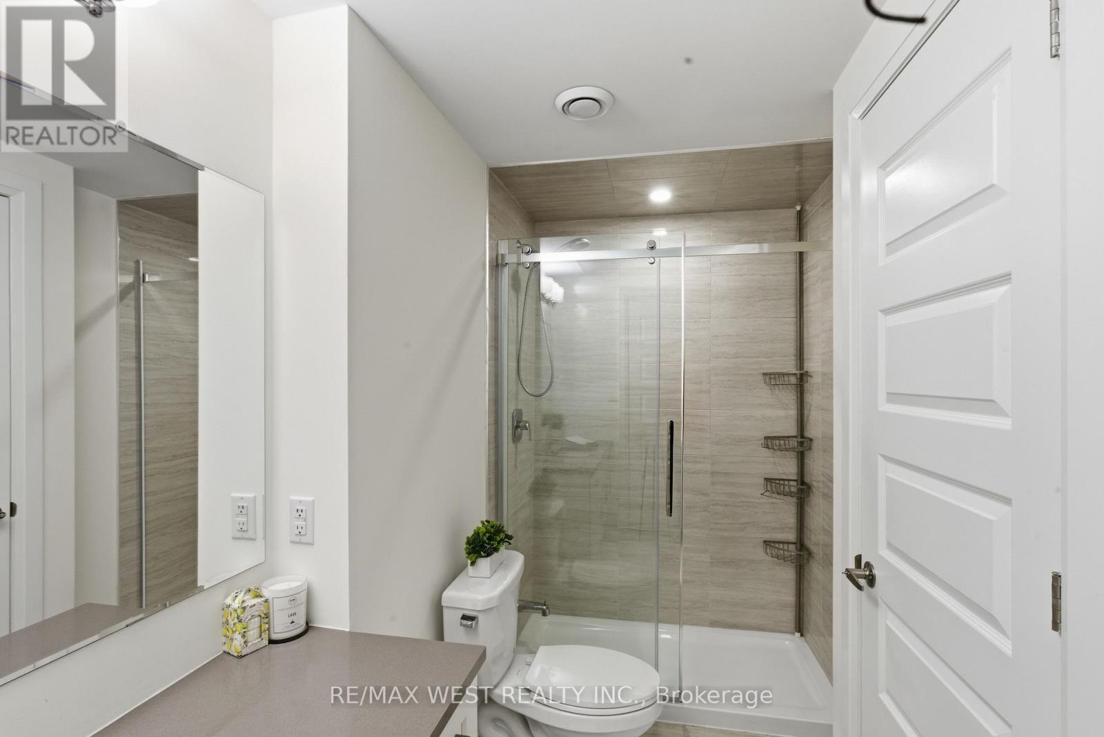 412 - 2 Adam Sellers Street, Markham, ON - Indoor Photo Showing Bathroom