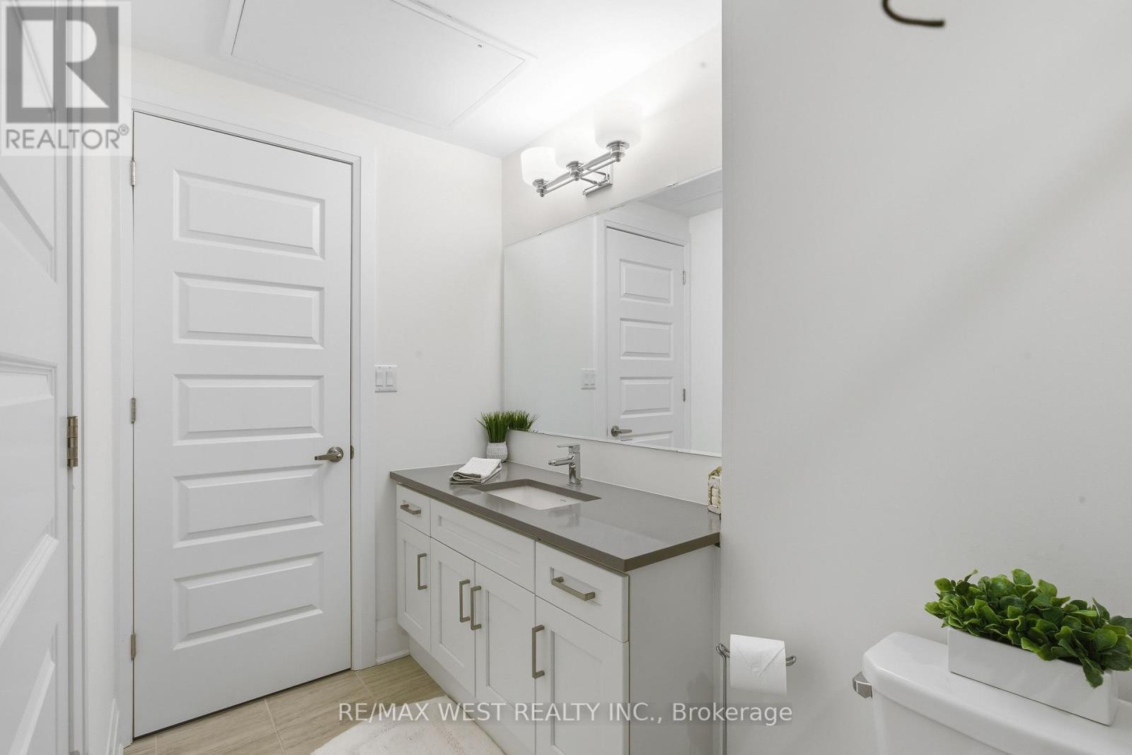 412 - 2 Adam Sellers Street, Markham, ON - Indoor Photo Showing Bathroom