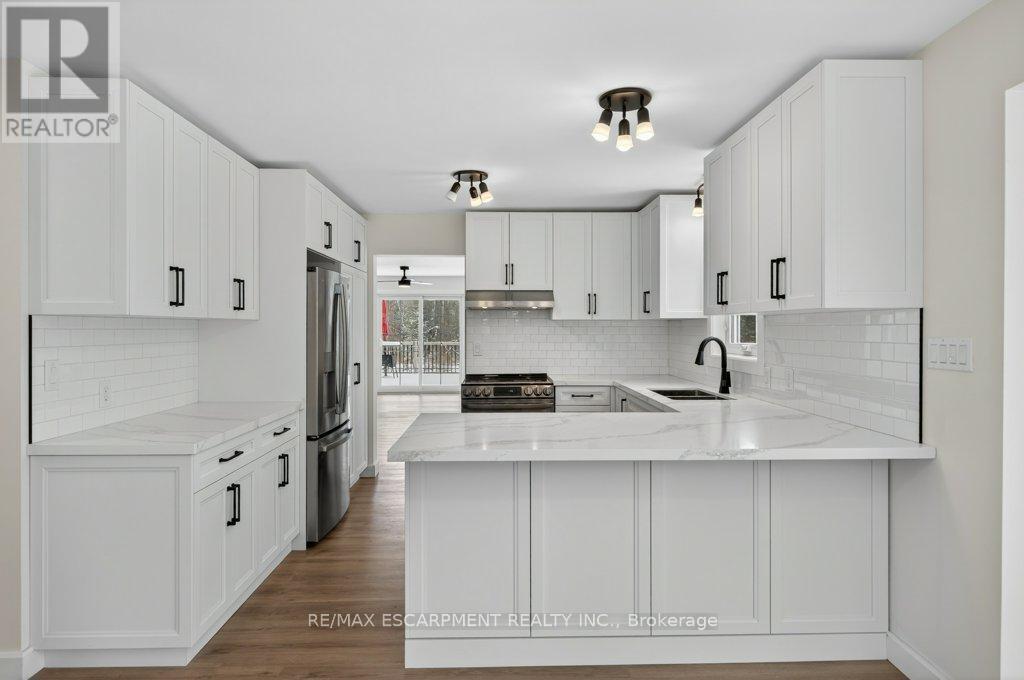 7460 5Th Line, Essa, ON - Indoor Photo Showing Kitchen With Upgraded Kitchen