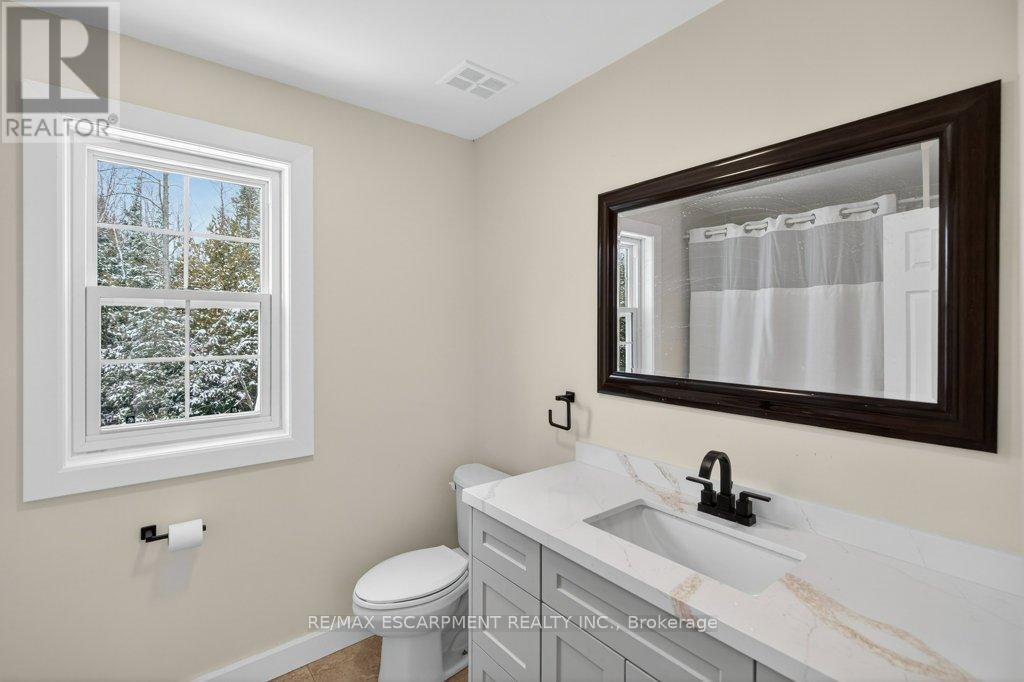 7460 5Th Line, Essa, ON - Indoor Photo Showing Bathroom