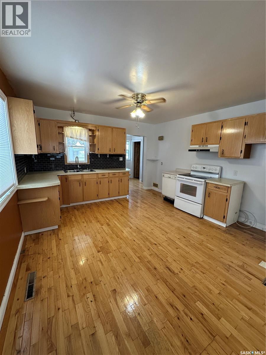 404 Railway Avenue W, Blaine Lake, SK - Indoor Photo Showing Kitchen