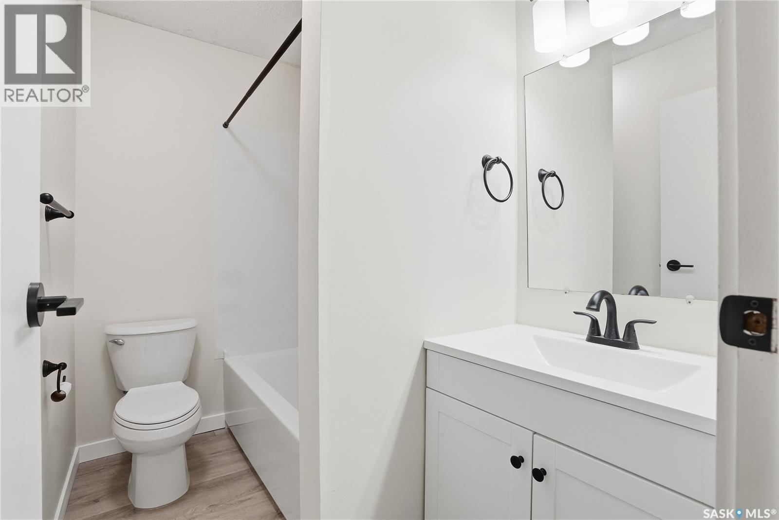 201 423 4Th Avenue N, Saskatoon, SK - Indoor Photo Showing Bathroom