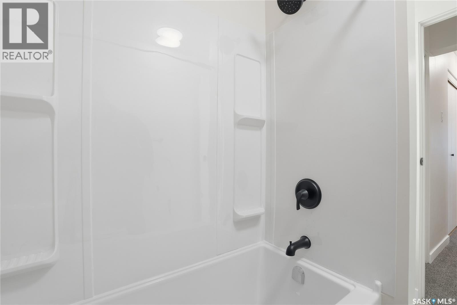 201 423 4Th Avenue N, Saskatoon, SK - Indoor Photo Showing Bathroom