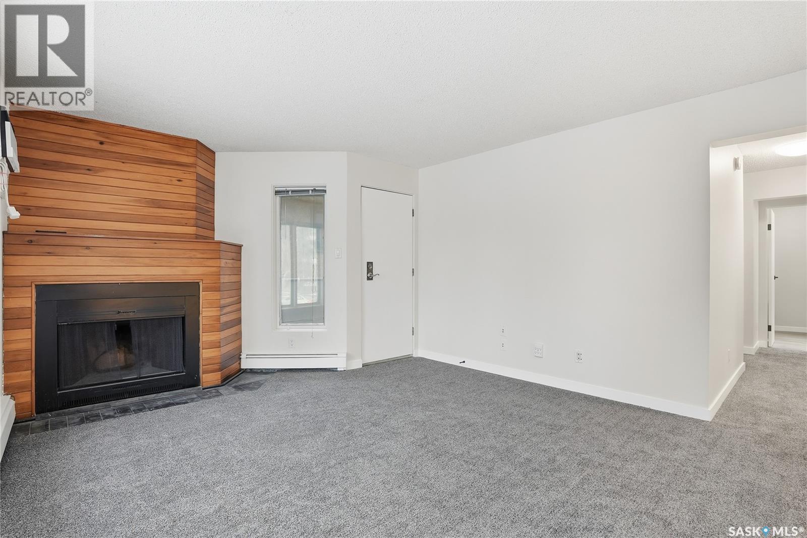 201 423 4Th Avenue N, Saskatoon, SK - Indoor Photo Showing Living Room With Fireplace