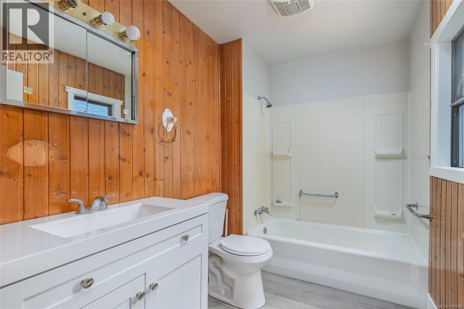 3500 Hammond Bay Rd, Nanaimo, BC - Indoor Photo Showing Bathroom