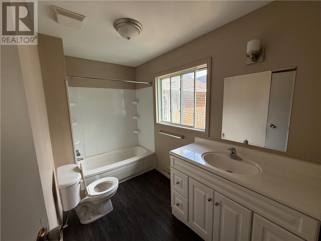 389 Lloyd Street Unit# 1, Sudbury, ON - Indoor Photo Showing Bathroom