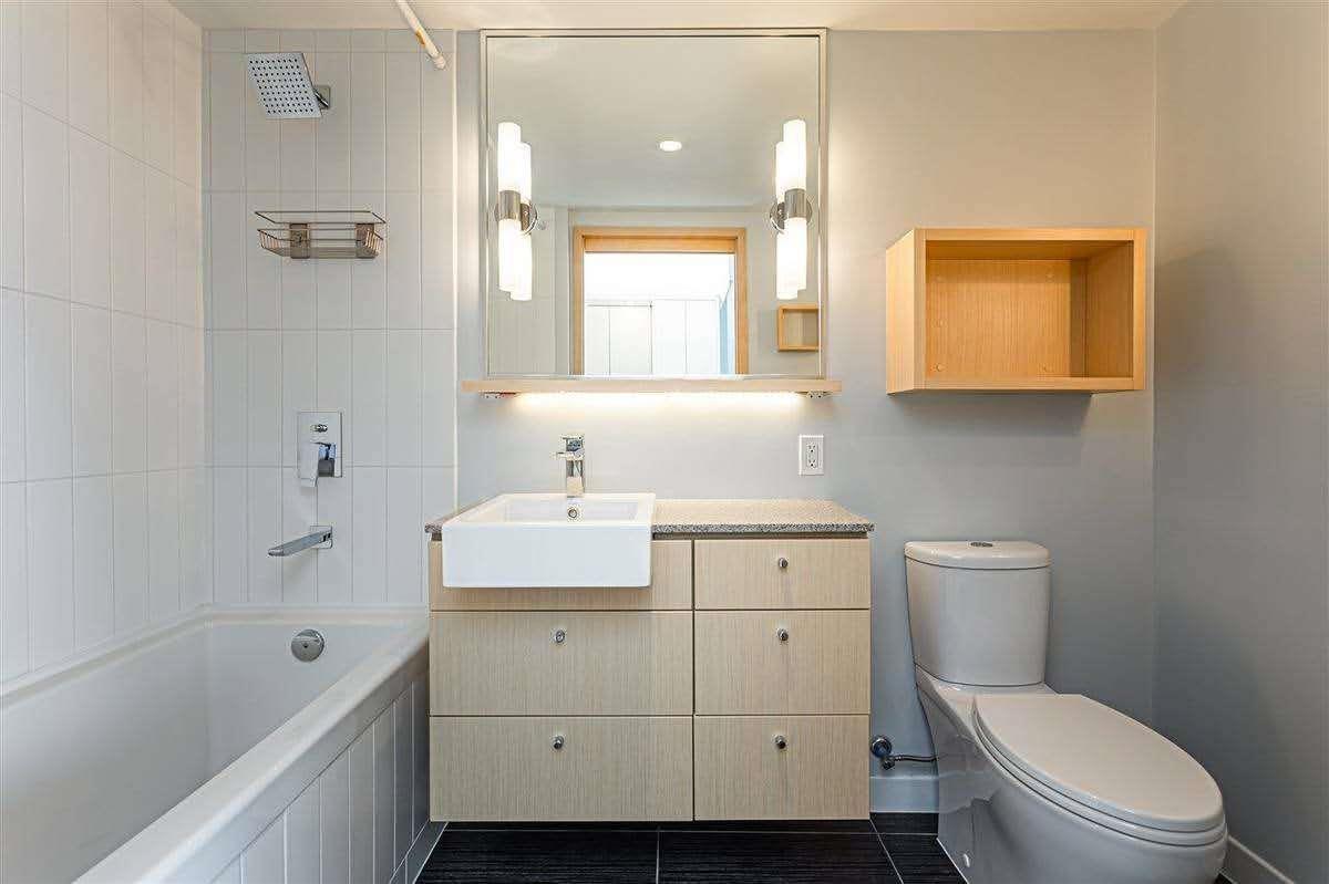 13495 Central Avenue, Surrey, BC - Indoor Photo Showing Bathroom