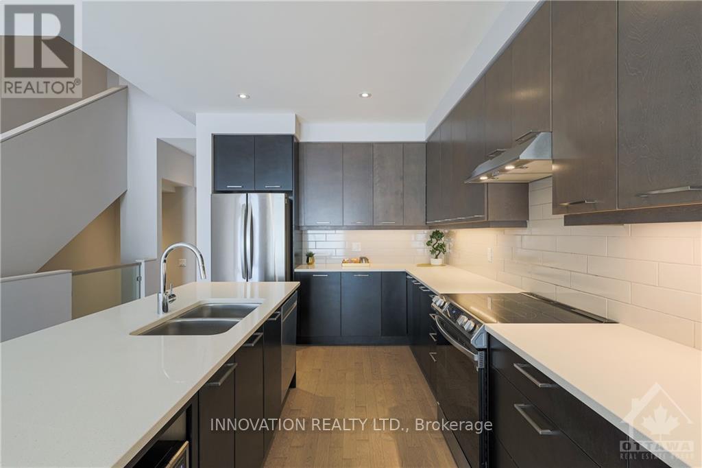 902 Chipping Circle, Ottawa, ON - Indoor Photo Showing Kitchen With Double Sink With Upgraded Kitchen
