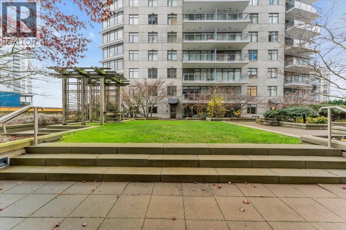 2007 892 Carnarvon Street, New Westminster, BC - Outdoor With Balcony With Facade