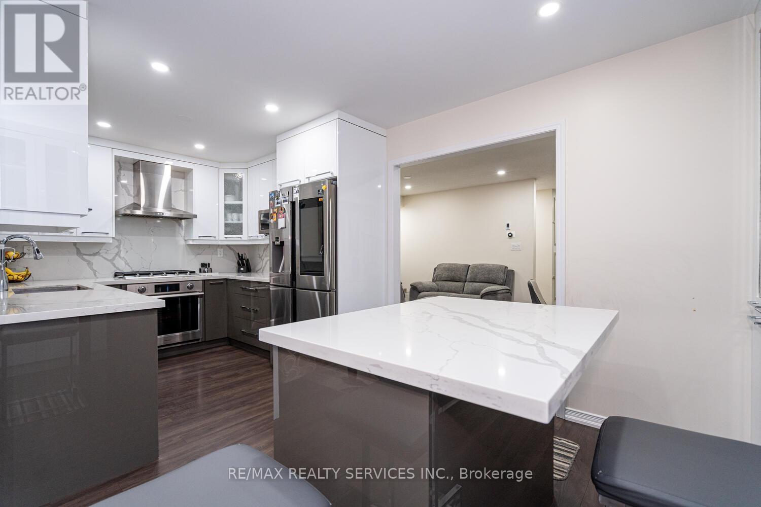 11 Hoover Road, Brampton, ON - Indoor Photo Showing Kitchen With Upgraded Kitchen