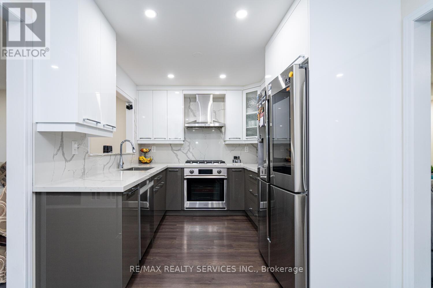 11 Hoover Road, Brampton, ON - Indoor Photo Showing Kitchen With Stainless Steel Kitchen With Upgraded Kitchen