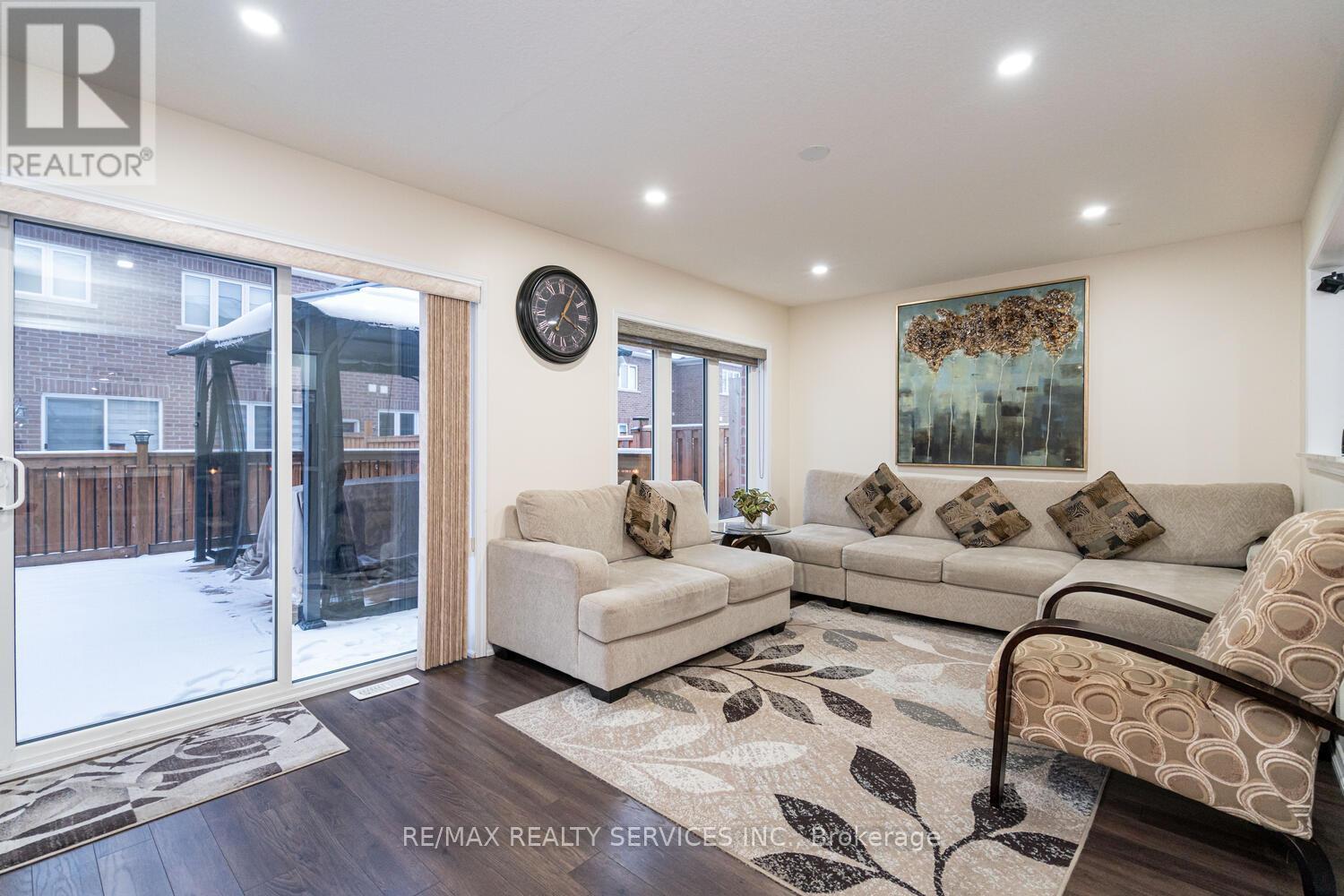 11 Hoover Road, Brampton, ON - Indoor Photo Showing Living Room