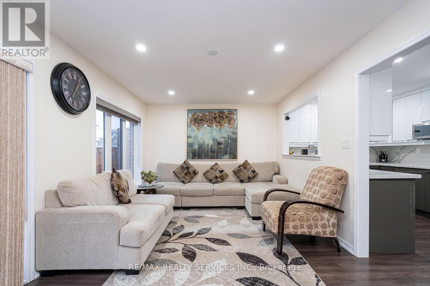 11 Hoover Road, Brampton, ON - Indoor Photo Showing Living Room