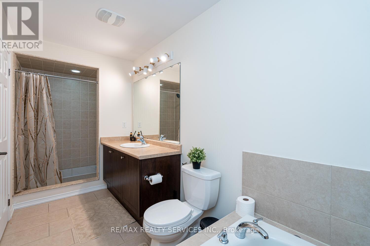 11 Hoover Road, Brampton, ON - Indoor Photo Showing Bathroom