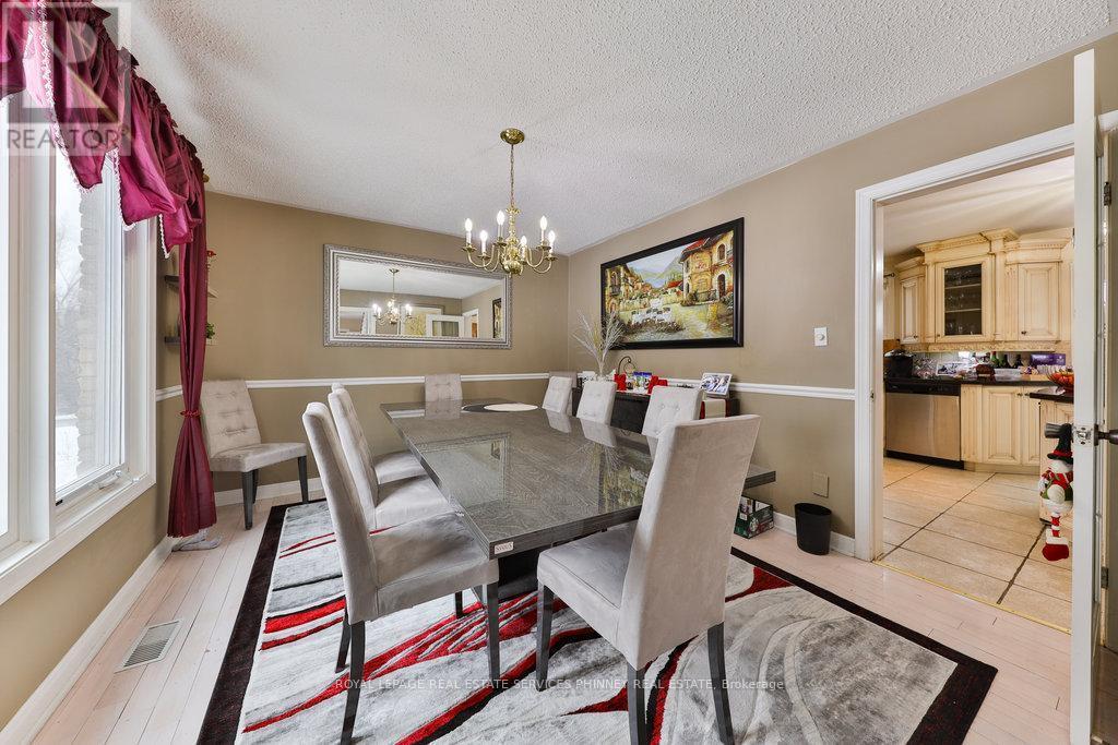 386 Pinetree Way, Mississauga, ON - Indoor Photo Showing Dining Room