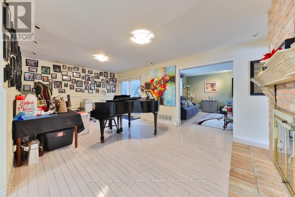 386 Pinetree Way, Mississauga, ON - Indoor Photo Showing Other Room