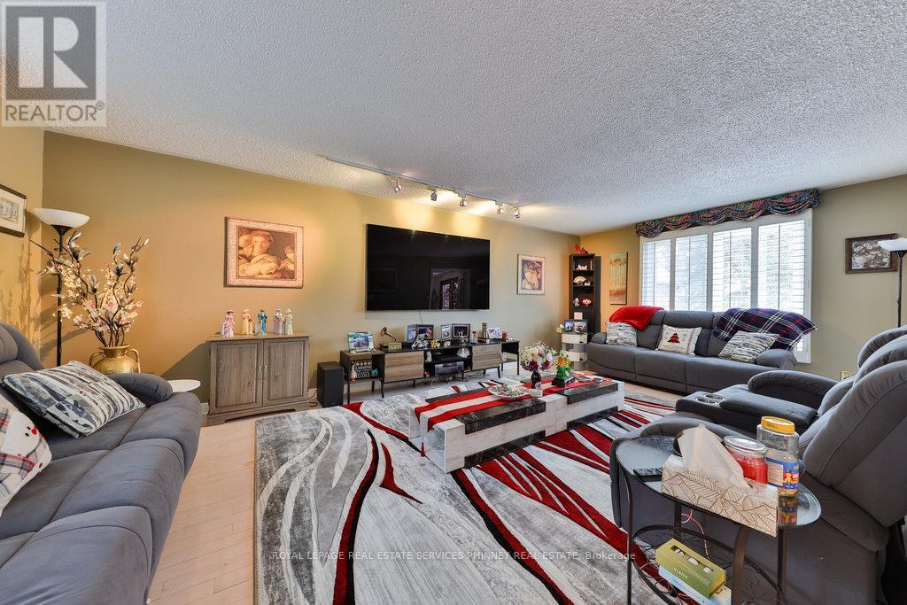 386 Pinetree Way, Mississauga, ON - Indoor Photo Showing Living Room