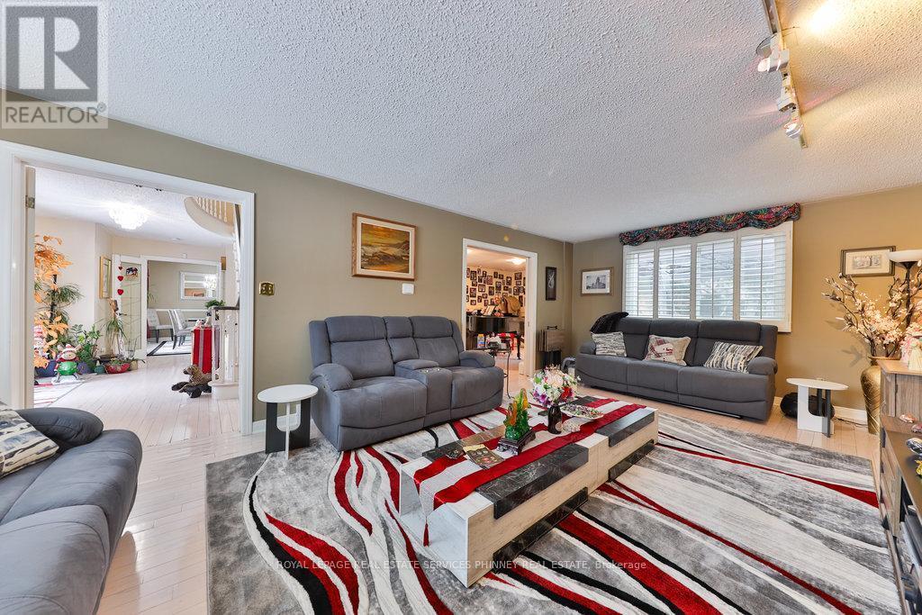386 Pinetree Way, Mississauga, ON - Indoor Photo Showing Living Room