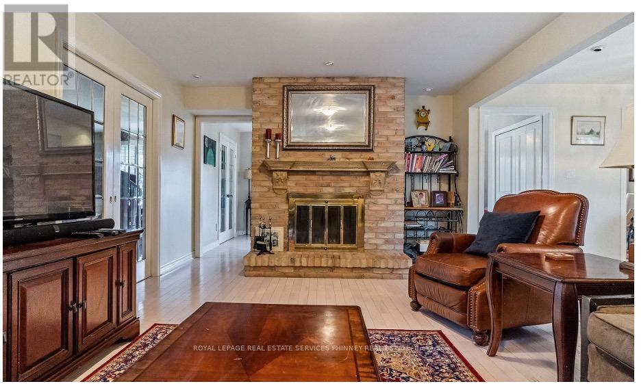 386 Pinetree Way, Mississauga, ON - Indoor Photo Showing Living Room With Fireplace