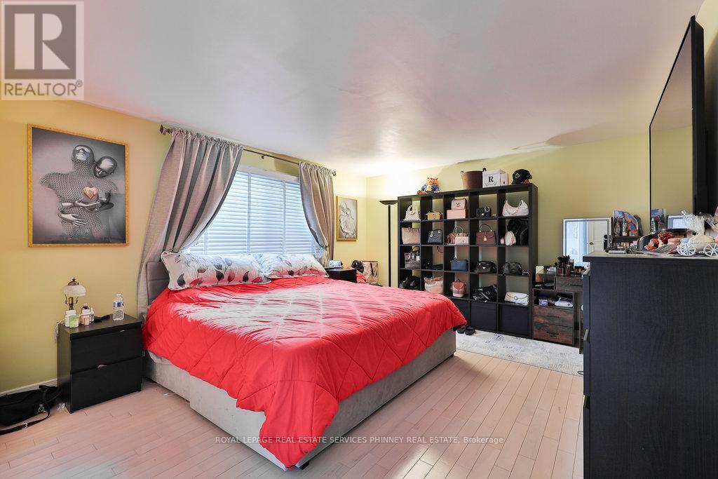 386 Pinetree Way, Mississauga, ON - Indoor Photo Showing Bedroom