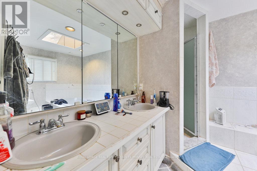 386 Pinetree Way, Mississauga, ON - Indoor Photo Showing Bathroom