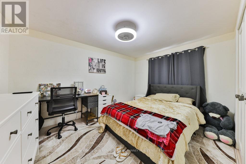 386 Pinetree Way, Mississauga, ON - Indoor Photo Showing Bedroom