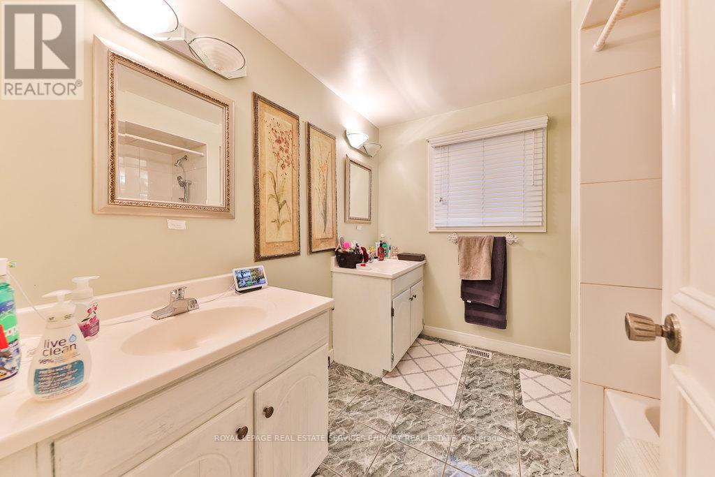 386 Pinetree Way, Mississauga, ON - Indoor Photo Showing Bathroom