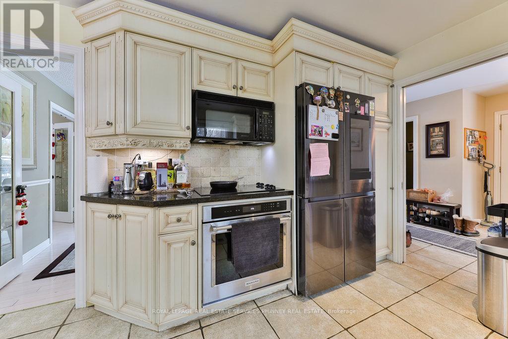386 Pinetree Way, Mississauga, ON - Indoor Photo Showing Kitchen