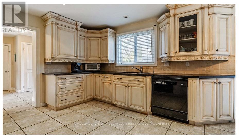 386 Pinetree Way, Mississauga, ON - Indoor Photo Showing Kitchen