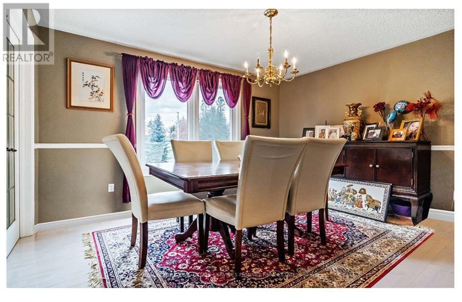 386 Pinetree Way, Mississauga, ON - Indoor Photo Showing Dining Room