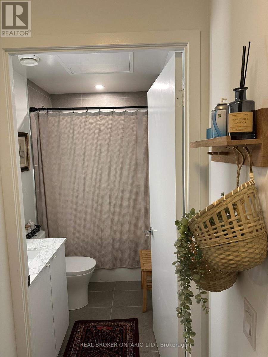 820 - 270 Dufferin Street, Toronto, ON - Indoor Photo Showing Bathroom