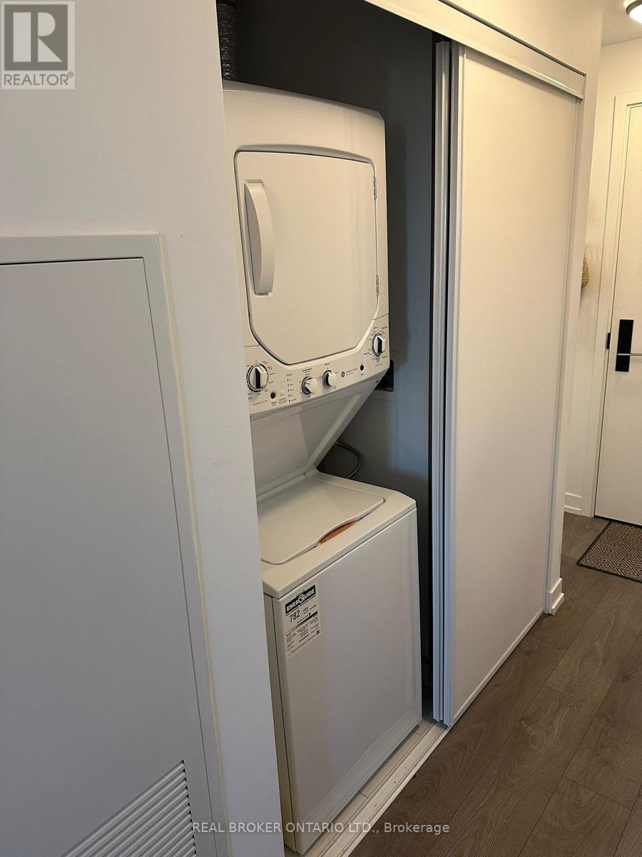 820 - 270 Dufferin Street, Toronto, ON - Indoor Photo Showing Laundry Room