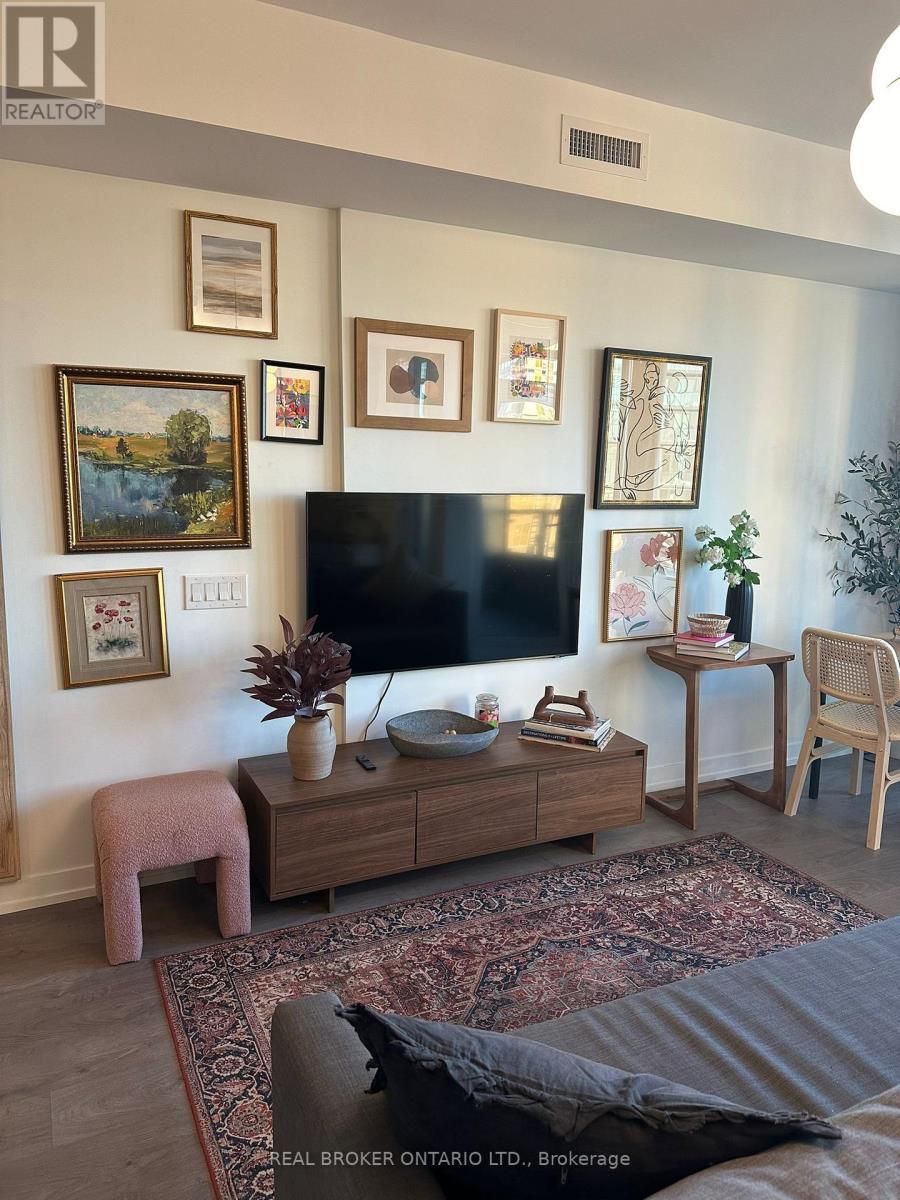 820 - 270 Dufferin Street, Toronto, ON - Indoor Photo Showing Living Room
