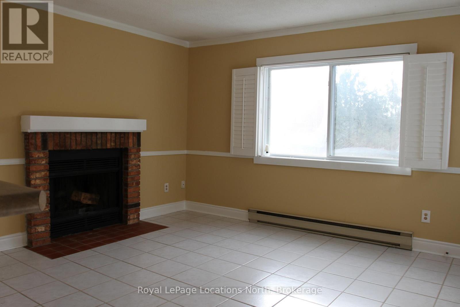 Living Room with fireplace and California shutters - 61 - 19 Dawson Drive, Collingwood, ON - Indoor With Fireplace