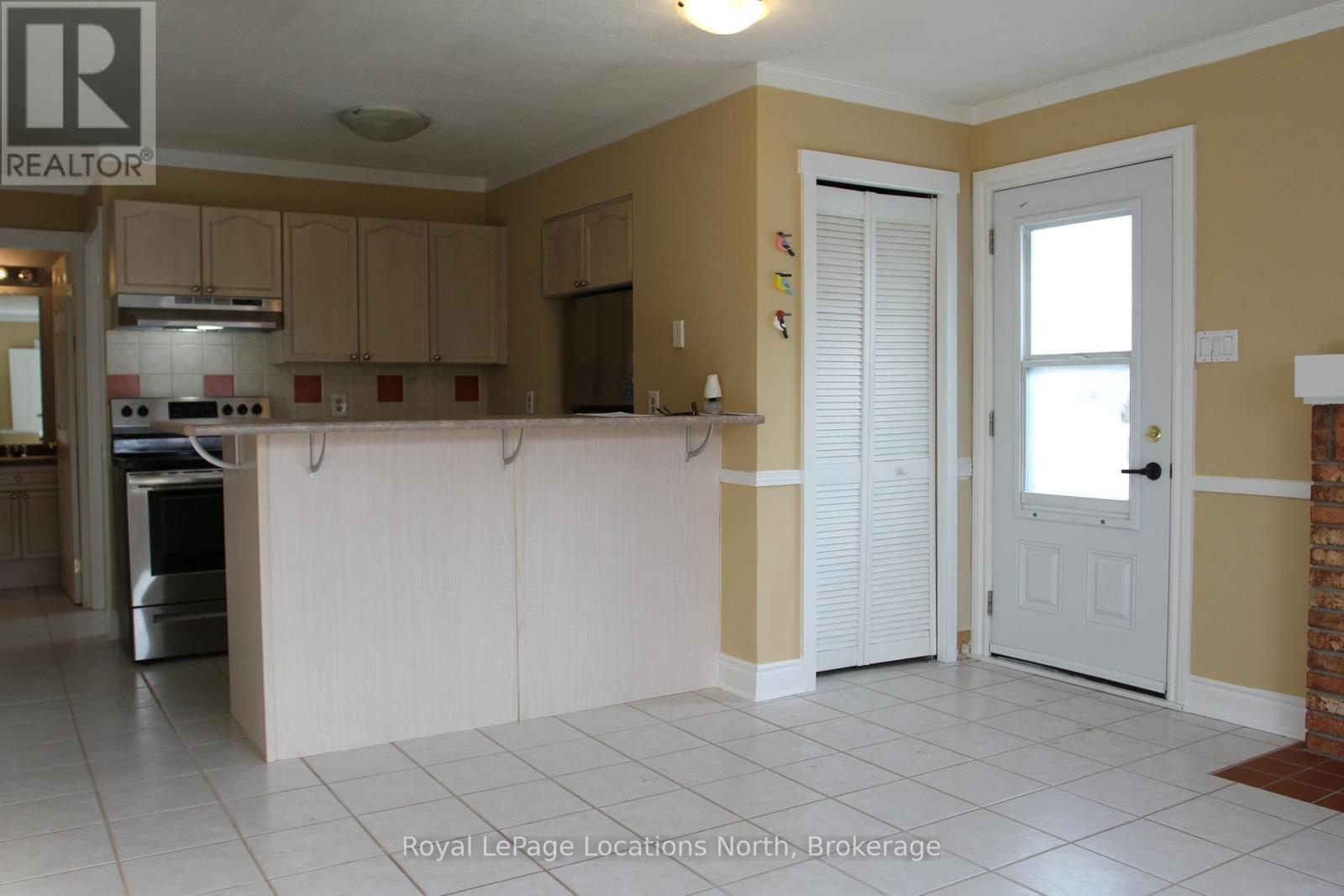 Open concept Living Room/Kitchen - 61 - 19 Dawson Drive, Collingwood, ON - Indoor Photo Showing Kitchen