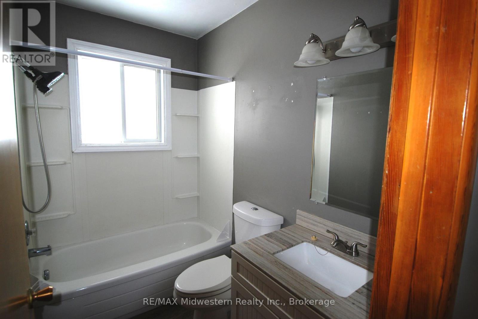 520 Princess Anne Street, Wellington North (Mount Forest), ON - Indoor Photo Showing Bathroom