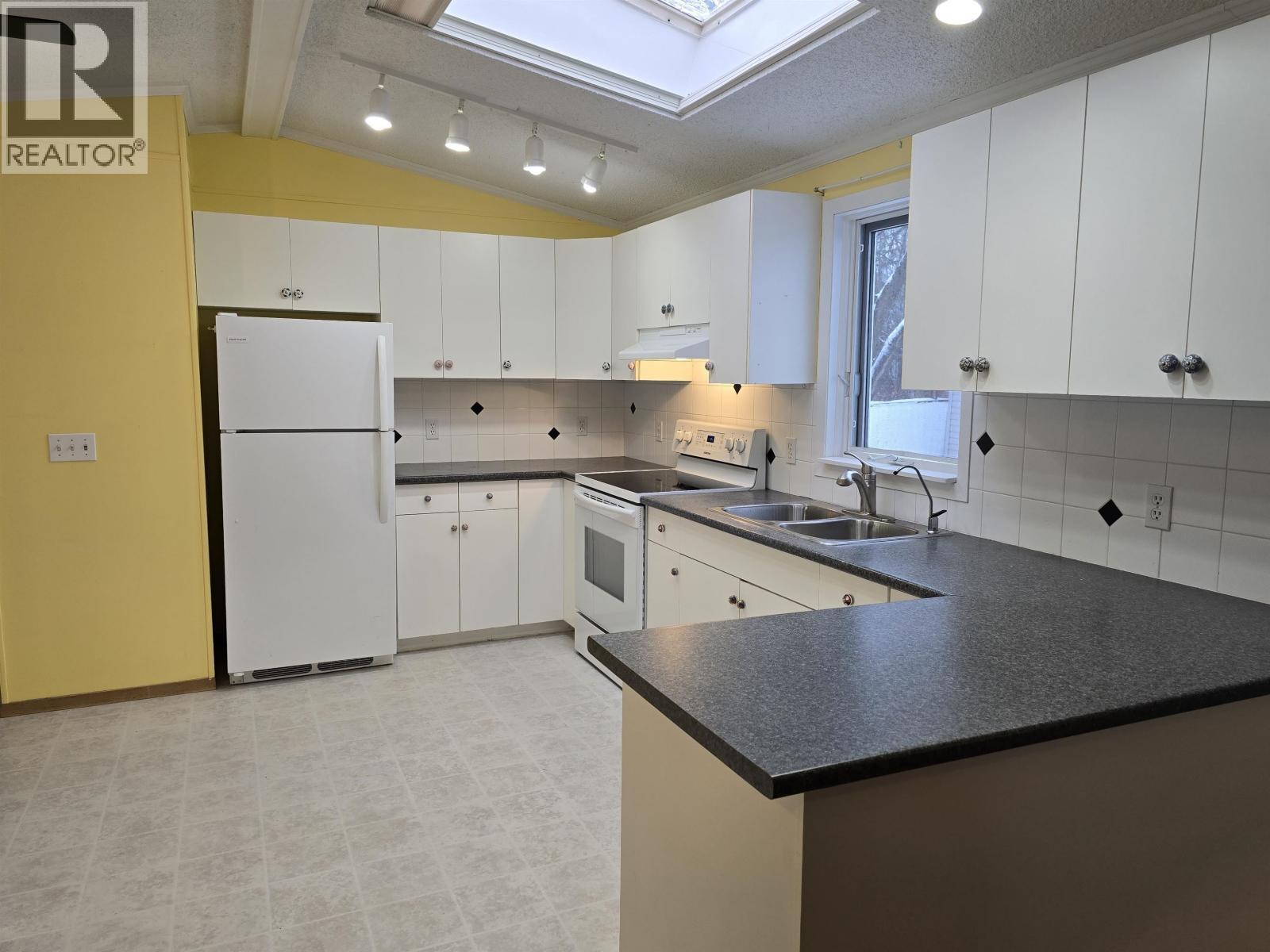 7 2121 Balsam Avenue, Quesnel, BC - Indoor Photo Showing Kitchen With Double Sink